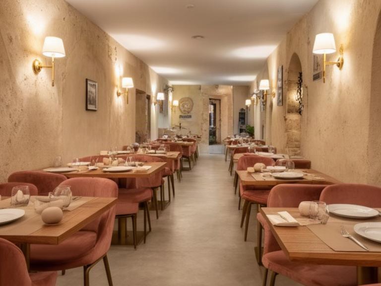 Sala di un ristorante contemporaneo a Matera con tavoli in legno, sedute rosate e lampade a parete